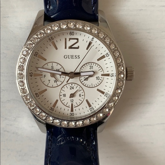 3 strap Guess watch - Picture 3 of 12